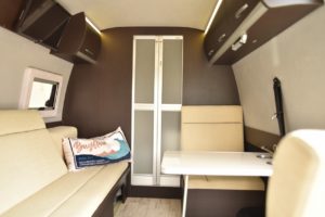 キャンピングカー