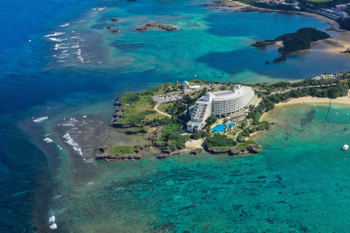 美しいターコイズブルーの海に囲まれたリゾートホテルの空撮